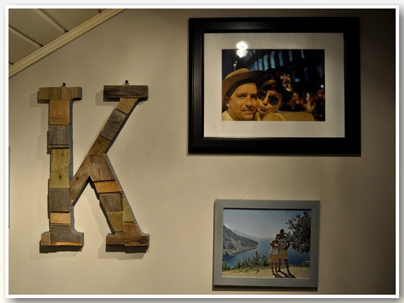 galeria zdjęc na ścianie z drewnianą literką 1