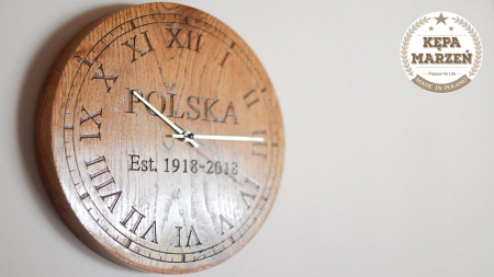 Zegar z drewna na setną rocznicę odzyskania niepodległości przez Polskę